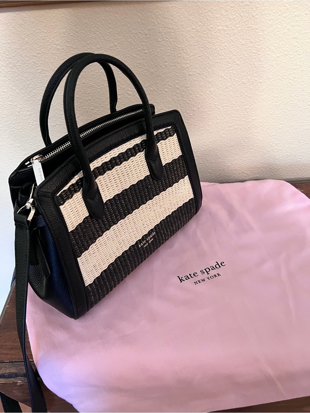 Kate Spade Knott Woven Black White Handbag Top Handles crossbody Like New - Picture 3 of 12